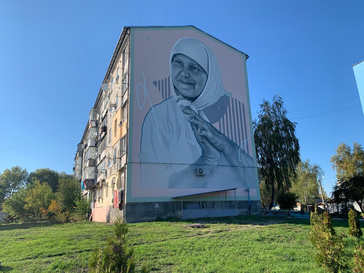 Мурал с изображением Марии Примаченко. Фото: Ольга Мусафирова, «Новая газета Европа»