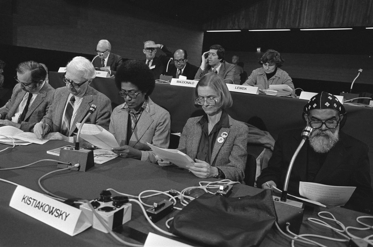 Публичные слушания по ядерному оружию и разоружению, организованные Всемирным советом церквей. Справа налево на первом плане: митрополит Паулос Грегориос (Индия), Вера Кистяковски (США), Сулиана Сиватибау (Фиджи) и посол Олле Дален (Швеция), 27 ноября 1981 г. Фото: Wikimedia Commons , CC0