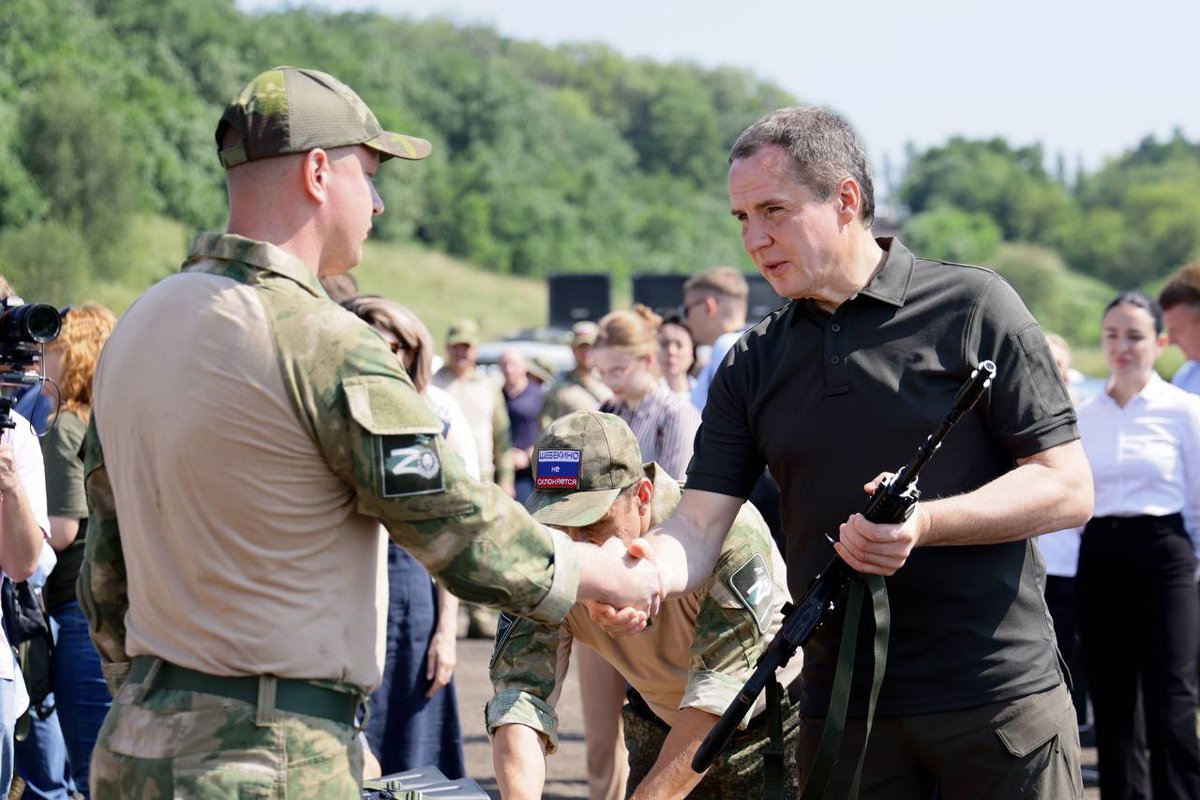 Вячеслав Гладков на встрече с российскими военными, август 2023 года. Фото из  телеграм-канала Гладкова