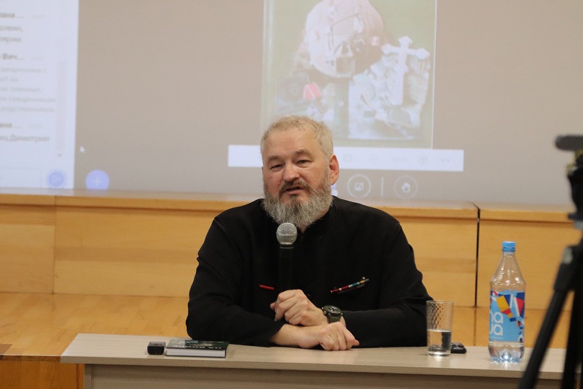 Протоиерей Димитрий (Василенков) на презентации книги «На войне. Пароль «Донбасс» 2023», 21 октября 2023 года. Фото: Донская духовная семинария Ростовской-на-Дону Епархии РПЦ