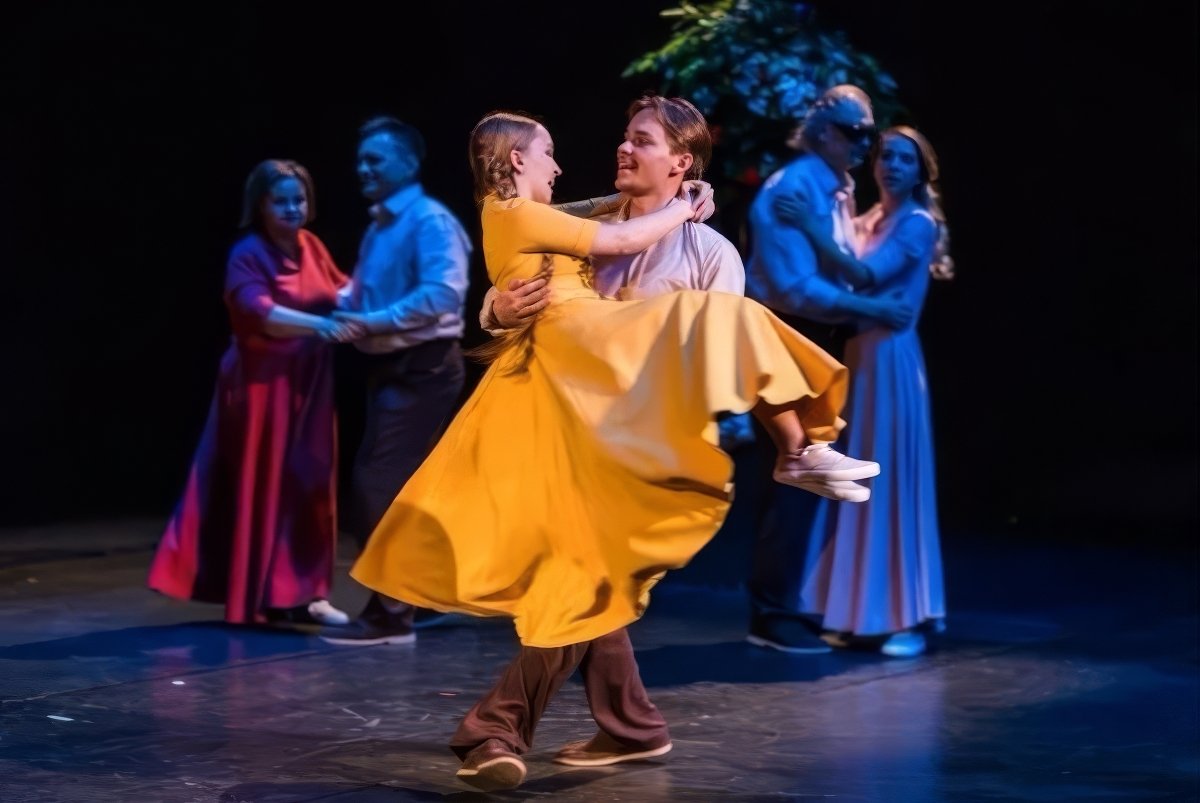 Алена на сцене Театра наций в Москве, играет одну из главных ролей — саму себя — в спектакле «Прикасаемые». Ей 18 лет.