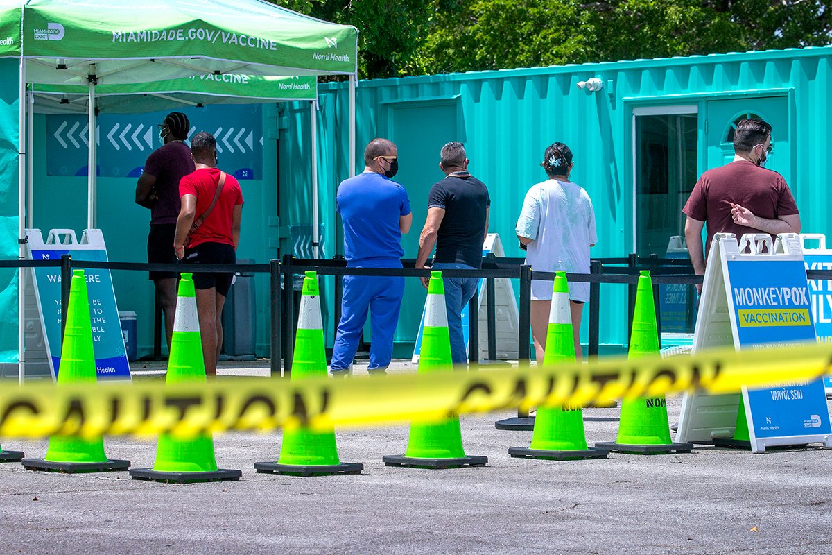 Люди стоят в очереди на вакцинацию против оспы обезьян в клинике вакцинации в Тропикал-Парке, Майами, Флорида, США, 12 августа 2022 года. Фото: Cristobal Herrera-Ulashkevich / EPA-EFE