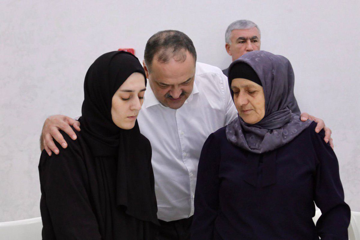 Сергей Меликов с родственниками погибших российских военнослужащих. Фото: Telegram