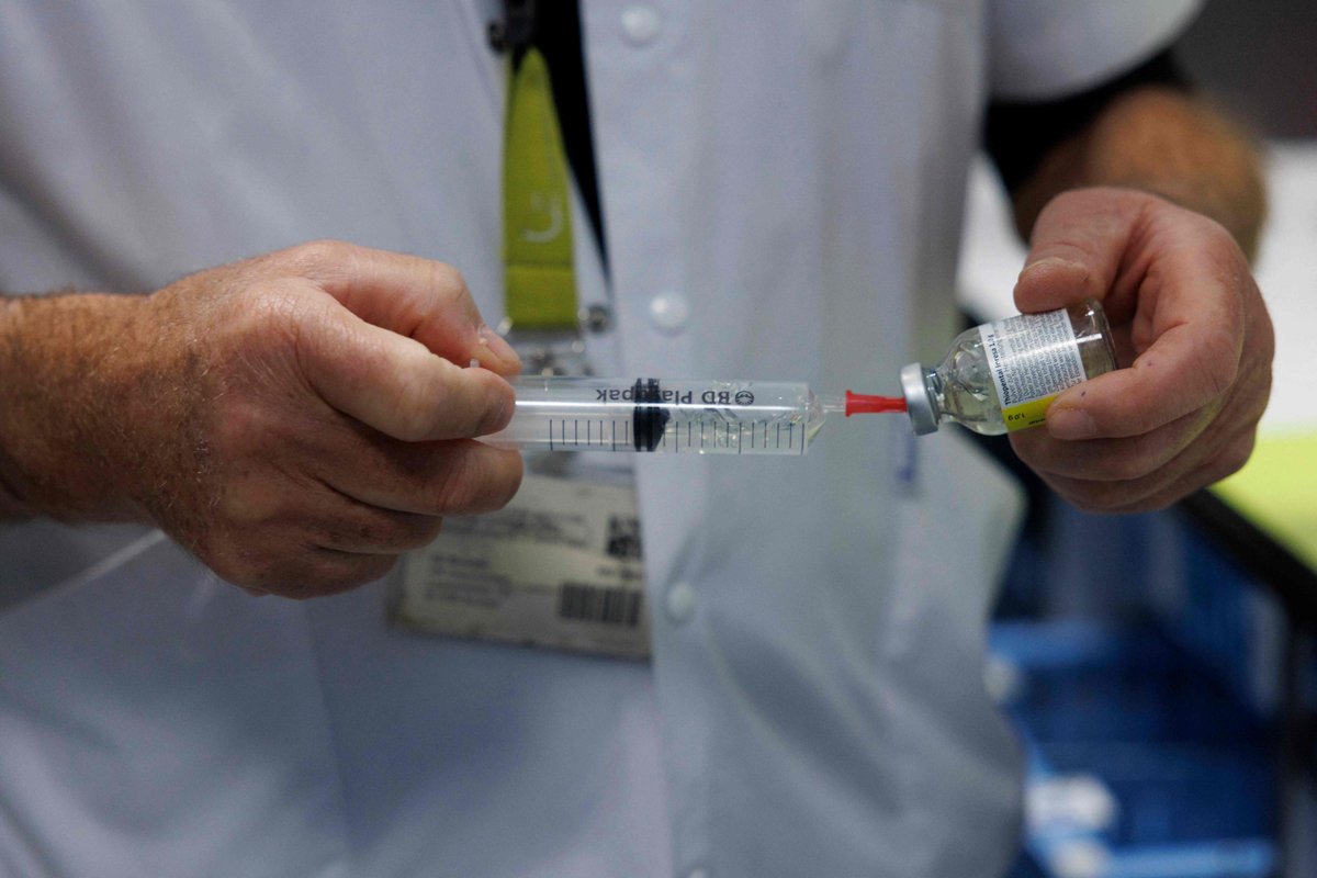 Профессор паллиативной медицины готовит смертельную инъекцию в больнице в Бельгии, 1 февраля 2024 года. Фото: Simon Wohlfahrt / AFP / Scanpix / LETA