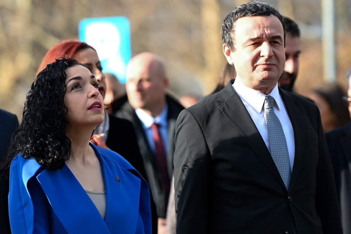 Президент Косово Вьоша Османи и премьер-министр Косово Альбин Курти на церемонии поднятия флага по случаю 16-й годовщины независимости Косово в Приштине, 17 февраля 2024 года. Фото: Georgi Licovski / EPA-EFE