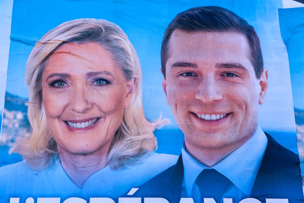 Плакат с Жорданом Барделлой и Марин Ле Пен в Энен-Бомоне, Франция, 31 марта 2025 года. Фото: François Greuez / Sipa / Shutterstock / Rex Features / Vida Press