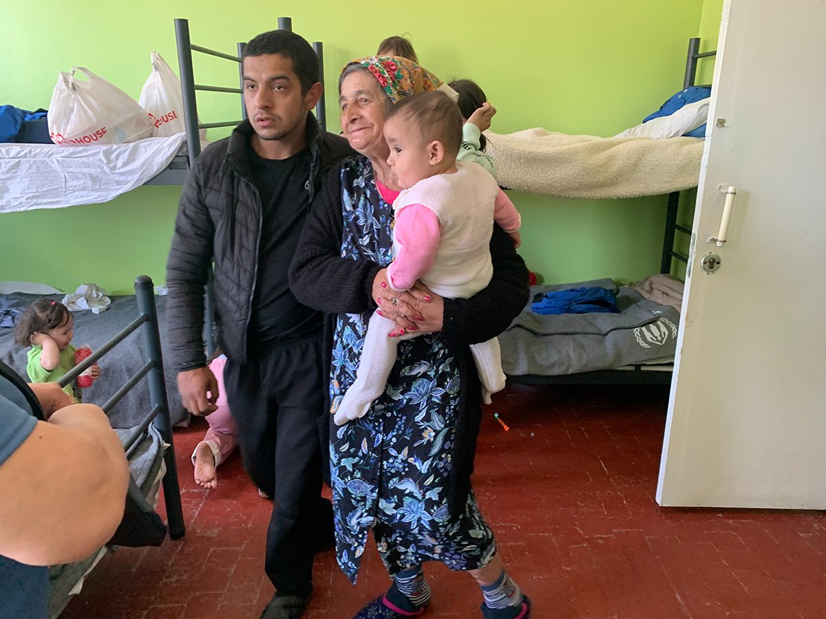 Теперь Зобару , который потерял жену после удара дроном по маршрутке, ухаживать за малышами помогает мать. Фото: Ольга Мусафирова