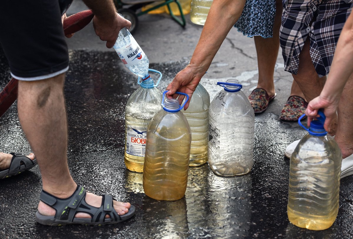 Местные жители наливают воду в пластиковые бутылки, Донецк, 29 июля 2025 года. Фото: Таисия Воронцова / Коммерсантъ / Sipa USA / Vida Press