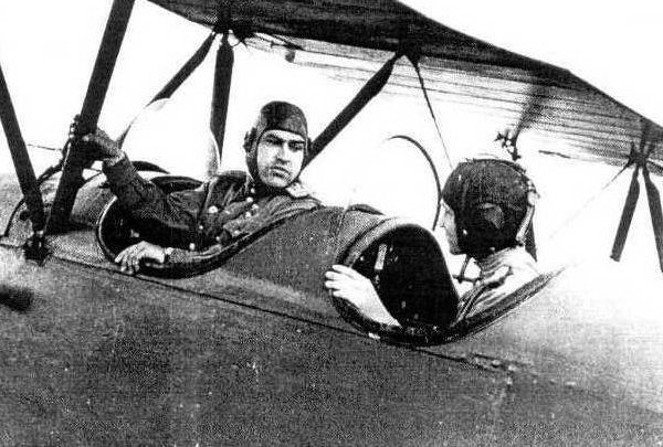 Летчик-инструктор Маресьев в кабине У-2. Фото: Авиару