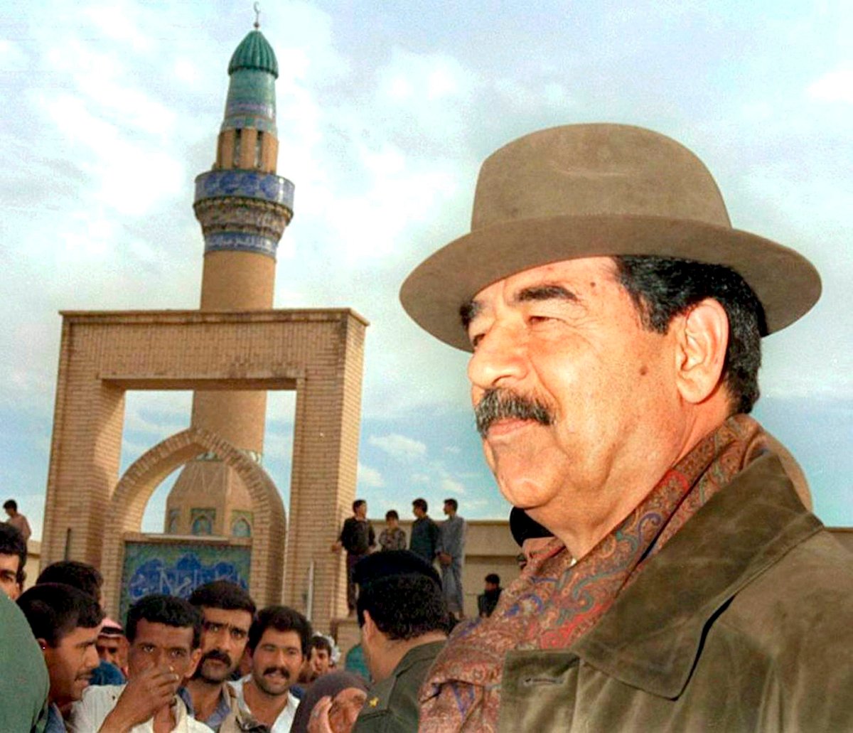 Президент Ирака Саддам Хусейн, открывающий мечеть, носящую его имя, в своем родном городе Тикрите, 24 апреля 1998 года. Фото: EPA