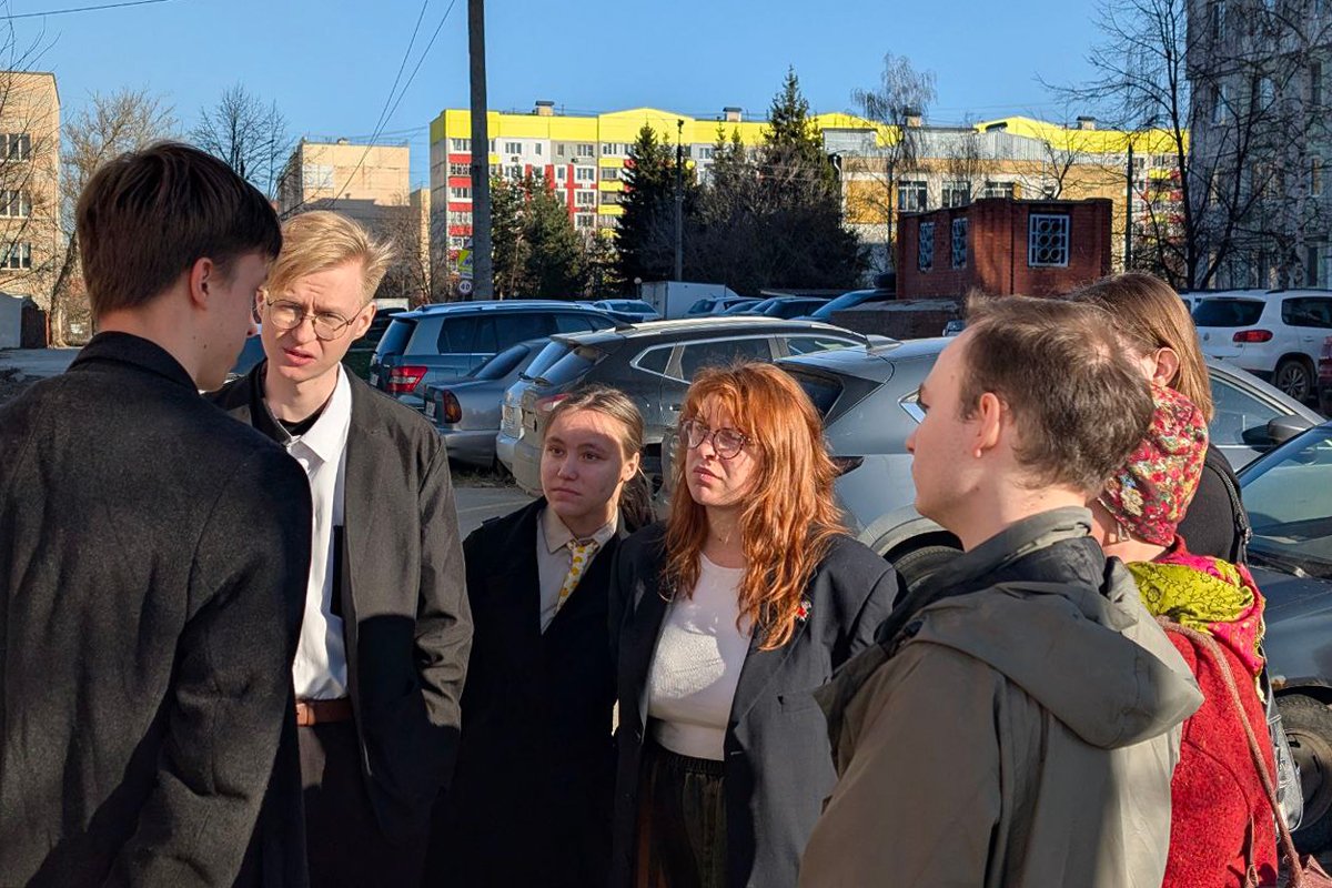 Группа поддержки Евгения Малюгина у здания суда, 3 апреля 2025 года. Фото: Андрей Рыбка / тульское отделение « Рассвета »