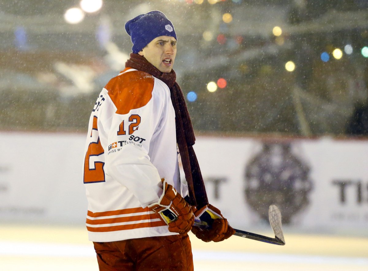 Роман Ротенберг принимает участие в хоккейном матче на Красной площади в Москве, 27 января 2016 года. Фото: Максим Шеметов / Reuters / Scanpix / LETA