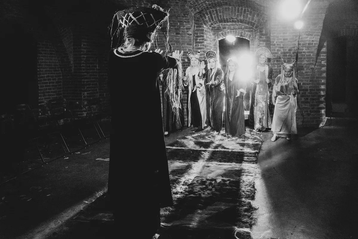 Сцена из спектакля «Финист Ясный Сокол» на сцене пространства «Внутри». Фото: Facebook