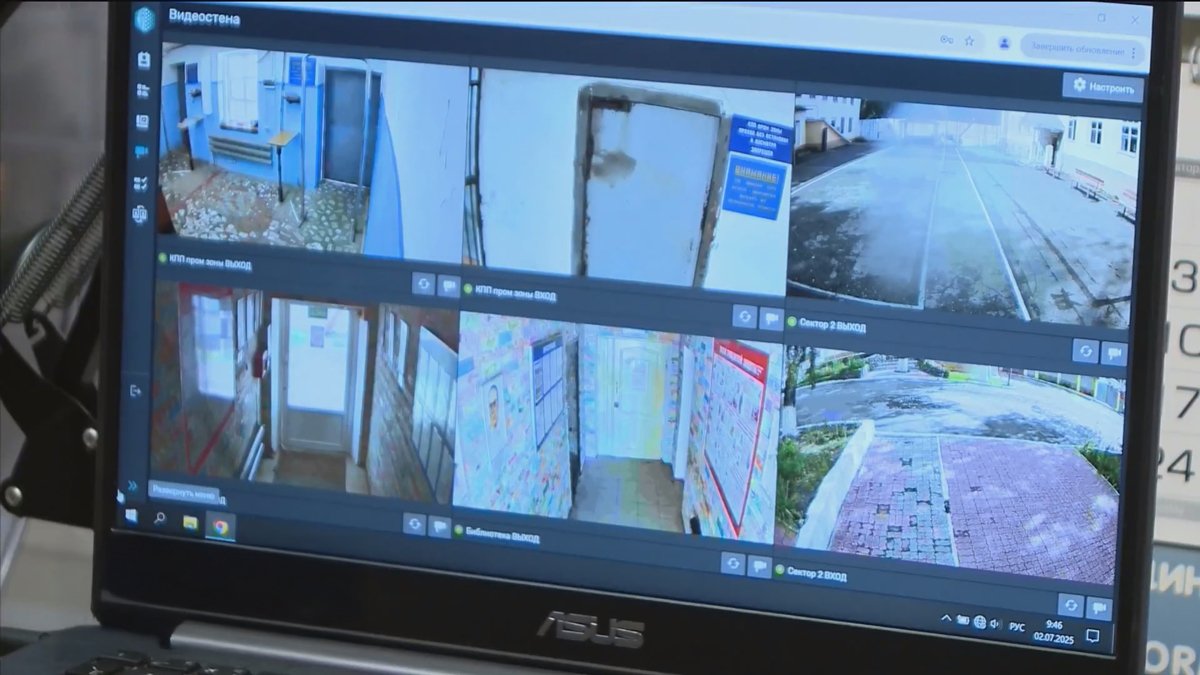 Экран с изображением с камер видеонаблюдения, установленных в колонии. Фото: Вести Владимир /  пресс-служба ФСИН