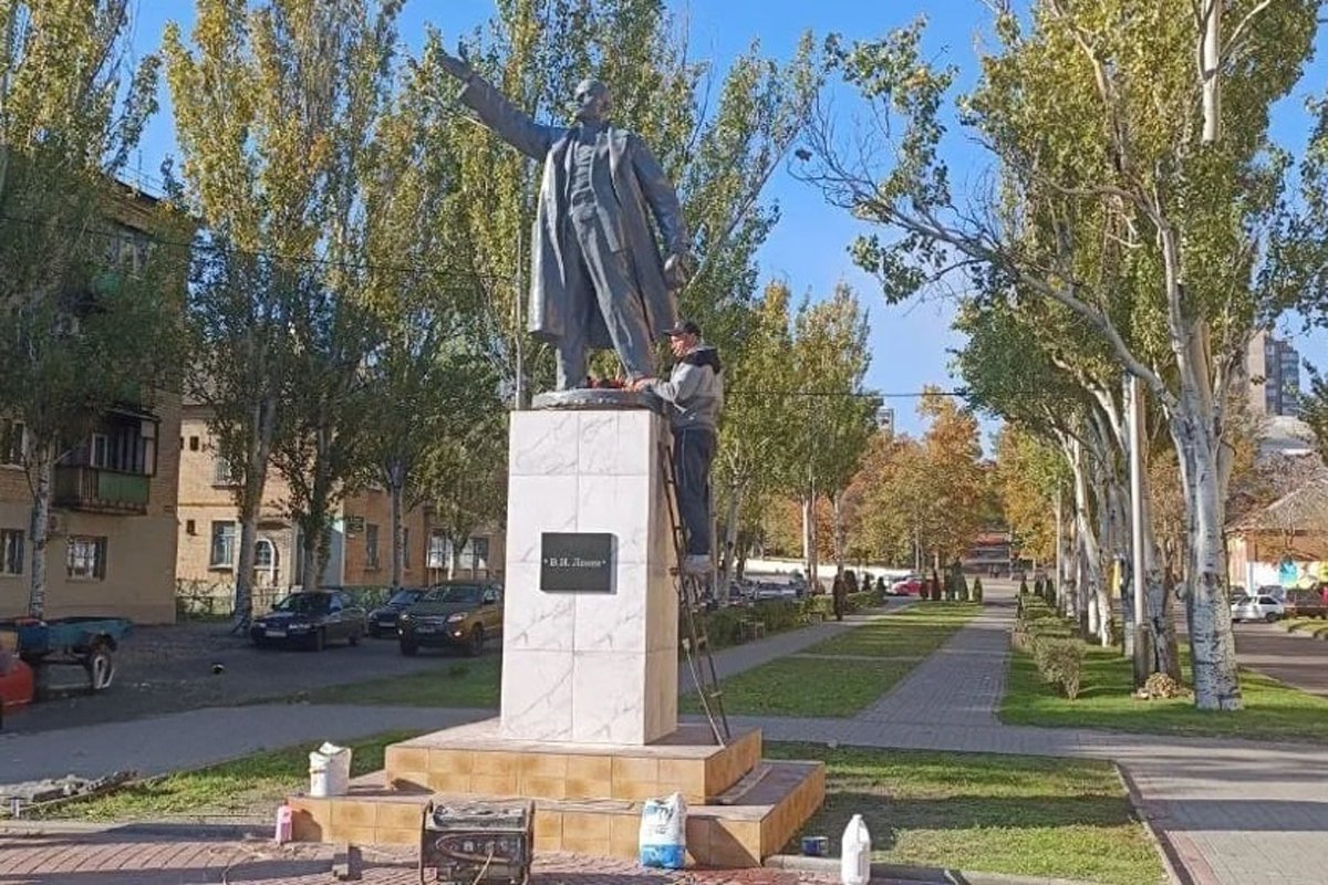 Рабочие восстанавливают ранее снесенный памятник Ленину, Мелитополь, ноябрь 2022 года. Фото: @vrogov / Telegram