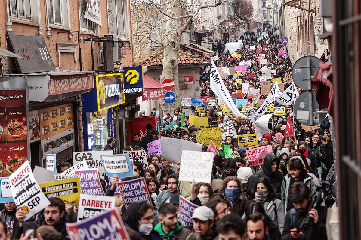 Протестующие студенты идут к мэрии Стамбула после ареста Имамоглу в Стамбуле, Турция, 20 марта 2025 года. Фото: Erdem Sahin / EPA-EFE