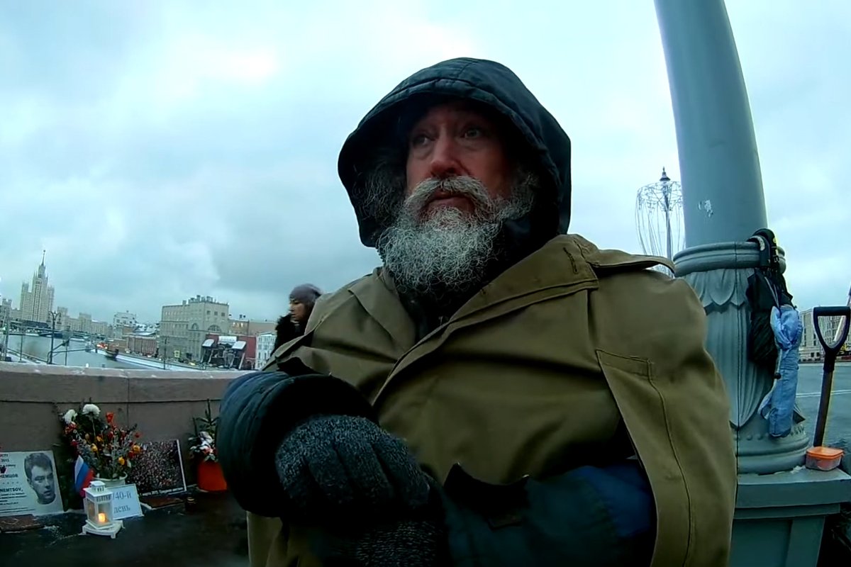 Григорий Саксонов дежурит у мемориала Бориса Немцова на Большом Москворецком мосту, 2019 год. Фото: @1112vk /  YouTube