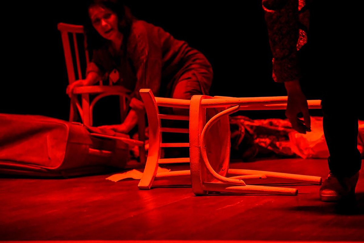 Сцена из спектакля «Мариупольская драма». Фото Тиберия Шютива, предоставлено Донецким академическим областным драматическим театром, г. Мариуполь — в Ужгороде