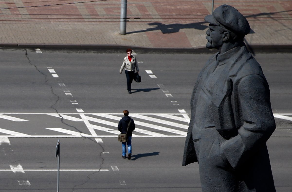 Прохожие у памятника Ленину в Донецке, 15 апреля 2014 года. Фото: Marko Djurica / Reuters / Scanpix / LETA