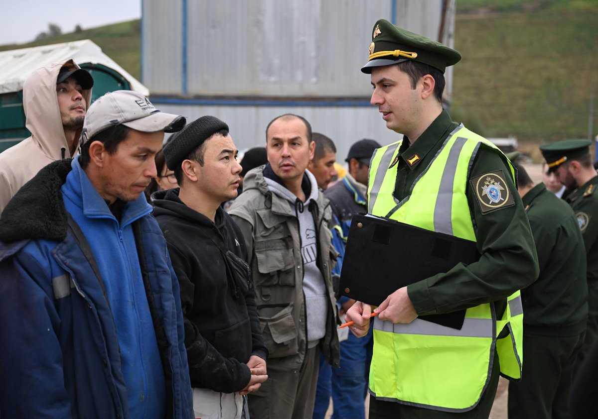 Проверка документов мигрантов в Москве, 4 октября 2024 года. Фото: Алексей Мишев / Спутник / Imago Images / Scanpix / LETA