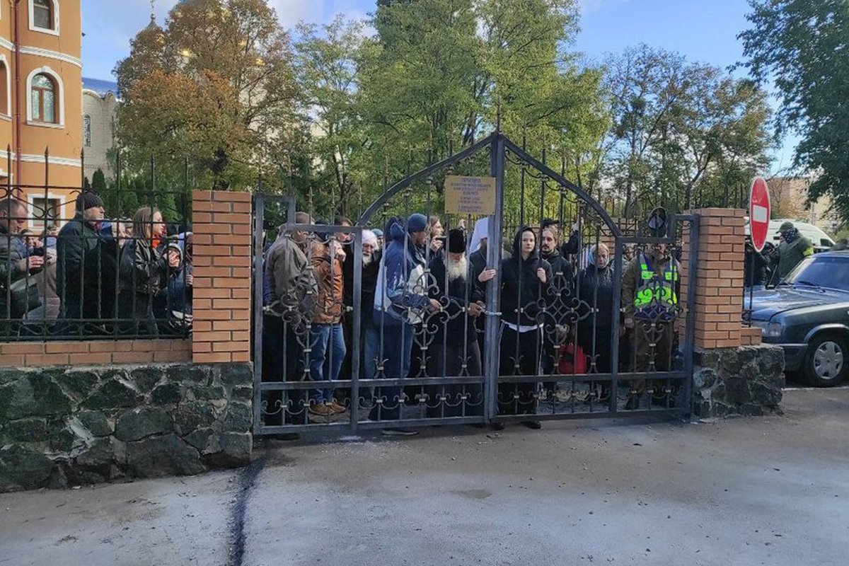 Жители Черкасс у ворот храма, 17 октября 2024 года. Фото: Анна Іщенко / Суспільне Черкаси