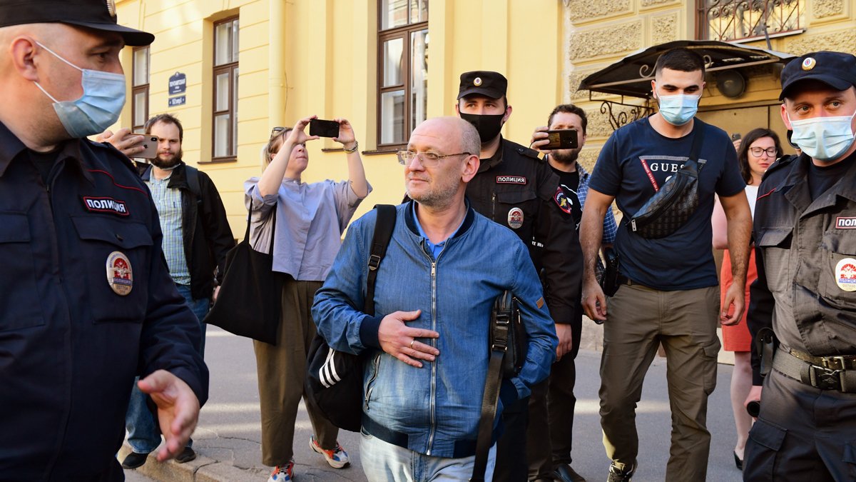 Максим Резник (в центре) у здания Октябрьского районного суда Санкт-Петербурга, 18 июня 2021 года. Фото: Александр Коряков / Коммерсантъ / Sipa USA / Vida Press