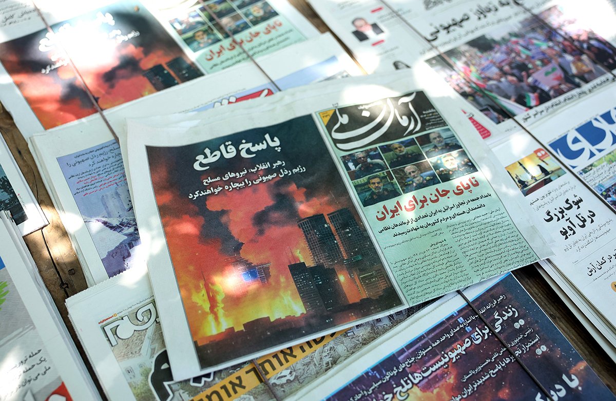 Иранская ежедневная газета, на первой полосе которой изображено нападение Ирана на Израиль, а заголовок гласит «Жесткий ответ», освещающий последние события в израильско-иранском конфликте, Тегеран, Иран, 15 июня 2025 года. Фото: Abedin Taherkenareh / EPA-EFE