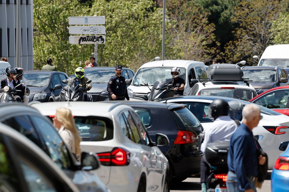 Полицейский регулирует движение во время масштабного отключения электроэнергии в Мадриде, 28 апреля 2025 года. Фото: Oscar Del Pozo / AFP / Scanpix / LETA