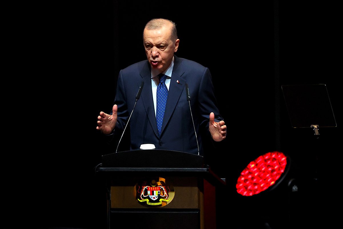 Президент Турции Реджеп Тайип Эрдоган выступает с речью во время публичной лекции в Путраджайе, Малайзия, 10 февраля 2025 года. Фото: Fazry ismail / EPA-EFE