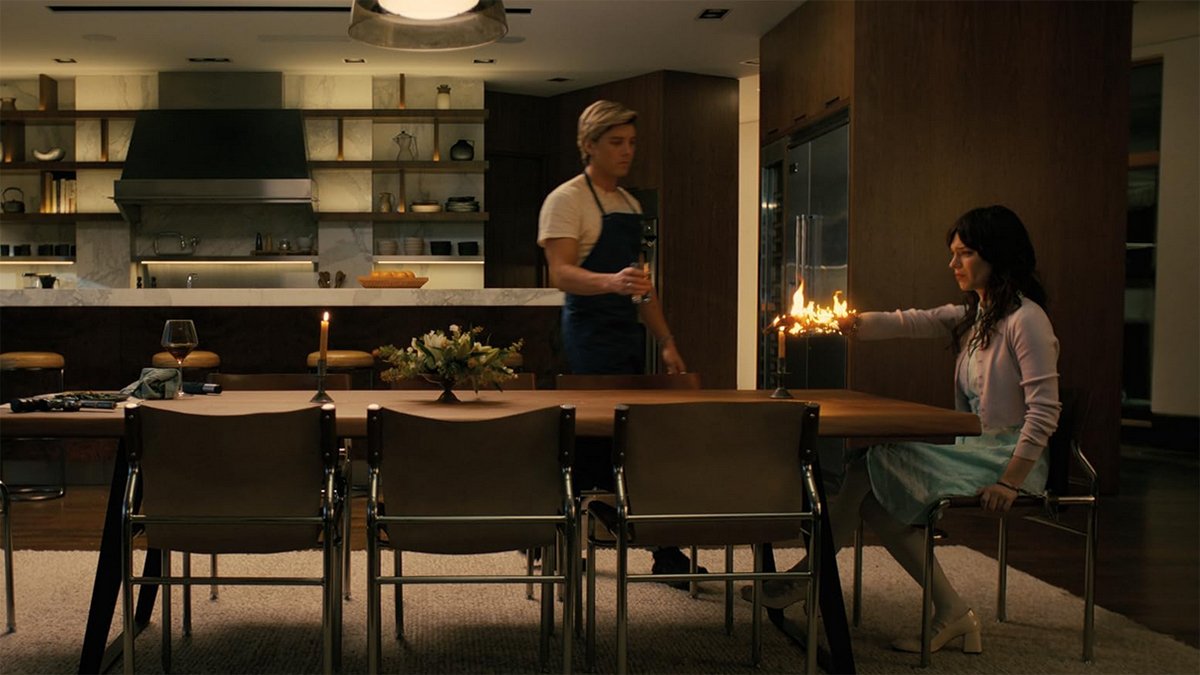 Для фильма всего с шестью персонажами «Компаньон» не только ужасно изобретательный, но и сверхдинамичный, особенно учитывая, что это режиссерский дебют.