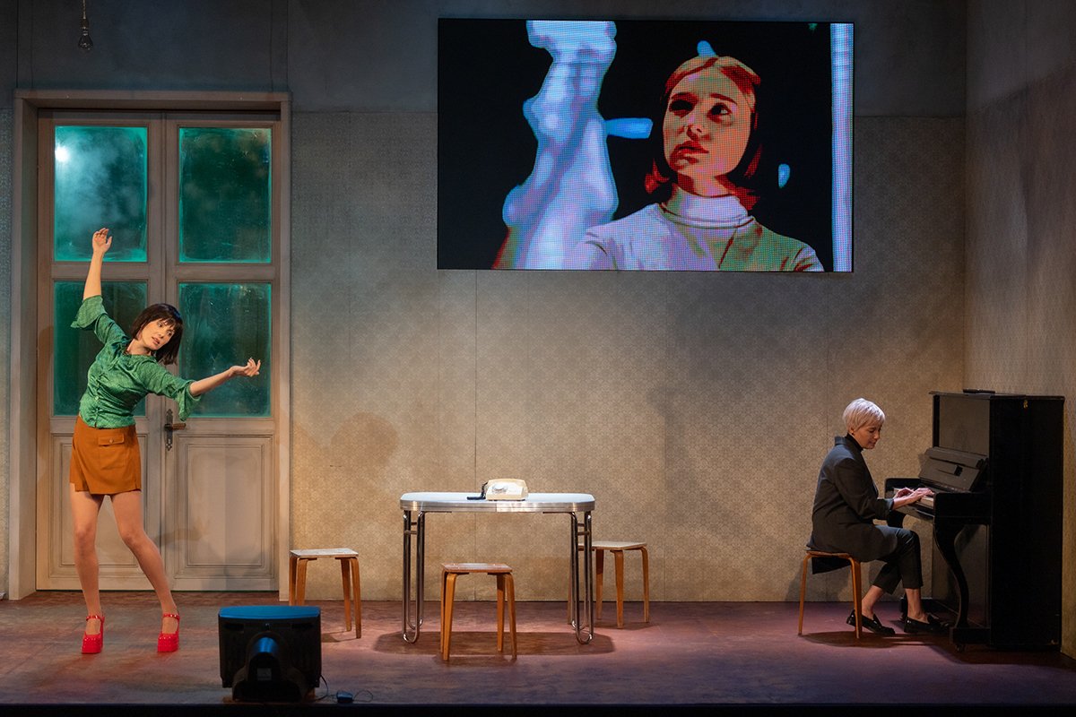 Спектакль Kurlomemo zeme (на русском — «Страна глухонемых»). Фото взяты с сайта www.jrt.lv