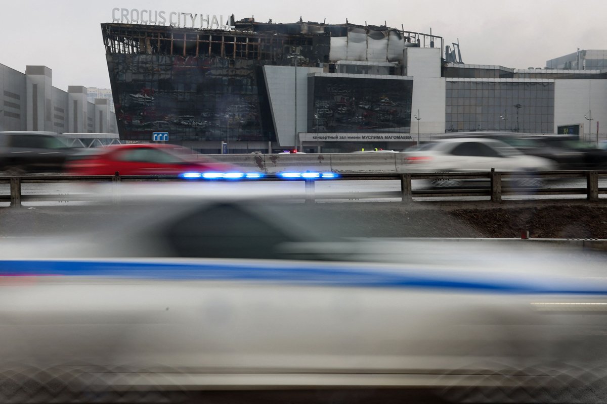 Полицейская машина проезжает мимо  Crocus City Hall , 23 марта 2024 года. Фото: AFP / Scanpix / LETA