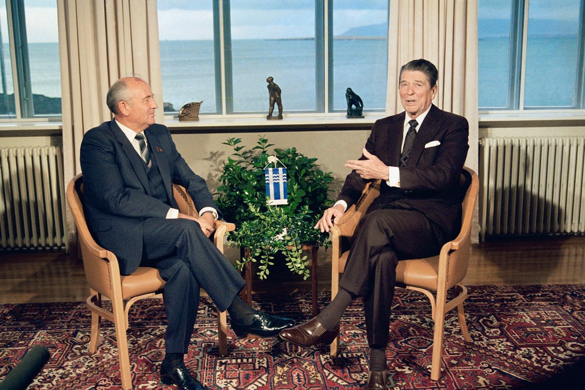 Михаил Горбачёв и Рональд Рейган в Рейкьявике, Исландия, 11 октября 1986 года. Фото: Scott Stewart / AP Photo / Scanpix / LETA
