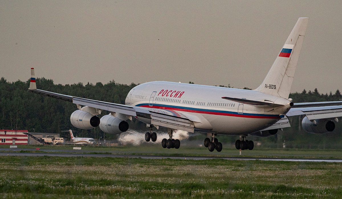 Российский специальный правительственный самолет Ил-96 приземляется в аэропорту Внуково в Москве, Россия, 31 мая 2021 года. Фото: Сергей Ильницкий / EPA-EFE