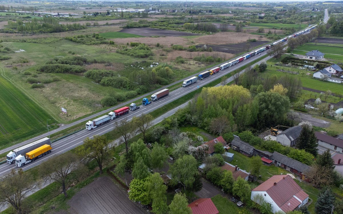 Очередь грузовиков у пограничного перехода Дорогуск–Ягодин после акции протеста фермеров в Дорогуске, Польша, 19 апреля 2024 года. Фото: Wojtek Jargilo / EPA
