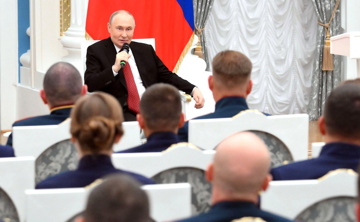 Владимир Путин на встрече с участниками образовательной программы «Время героев», 12 июня 2025 года. Фото: Григорий Сысоев / kremlin.ru