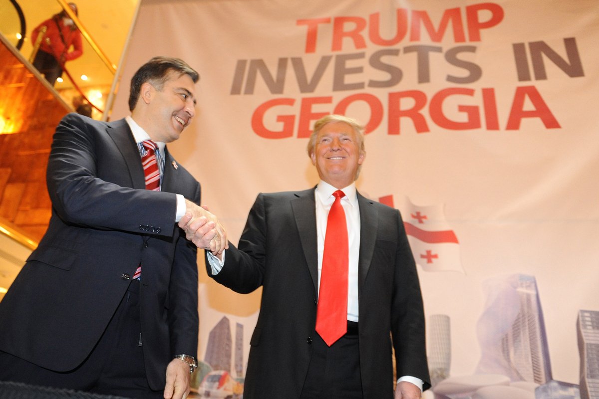 Дональд Трамп и Михаил Саакашвили на пресс-конференции в Trump Tower, Нью-Йорк, 10 марта 2011 года. Фото: Andrew Gombert / EPA