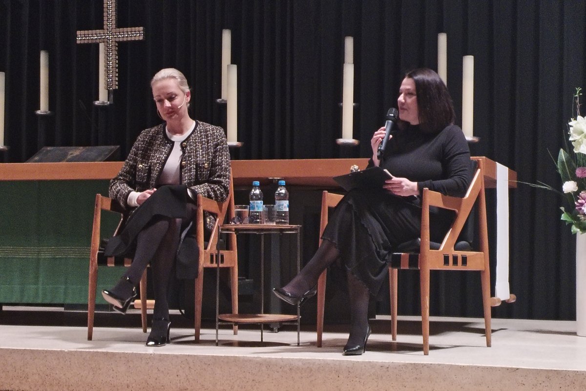 Юлия Навальная и Юлия Таратута на вечере памяти Алексея Навального. Фото: voleemor / «Новая газета Европа»