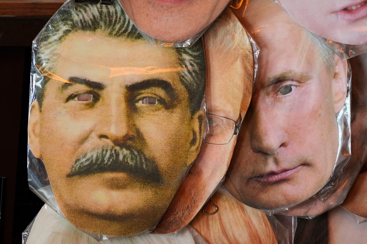 Маски с изображениями Сталина и Путина в сувенирном магазине, Санкт-Петербург, 1 мая 2022 года. Фото: AP Photo / Scanpix / LETA