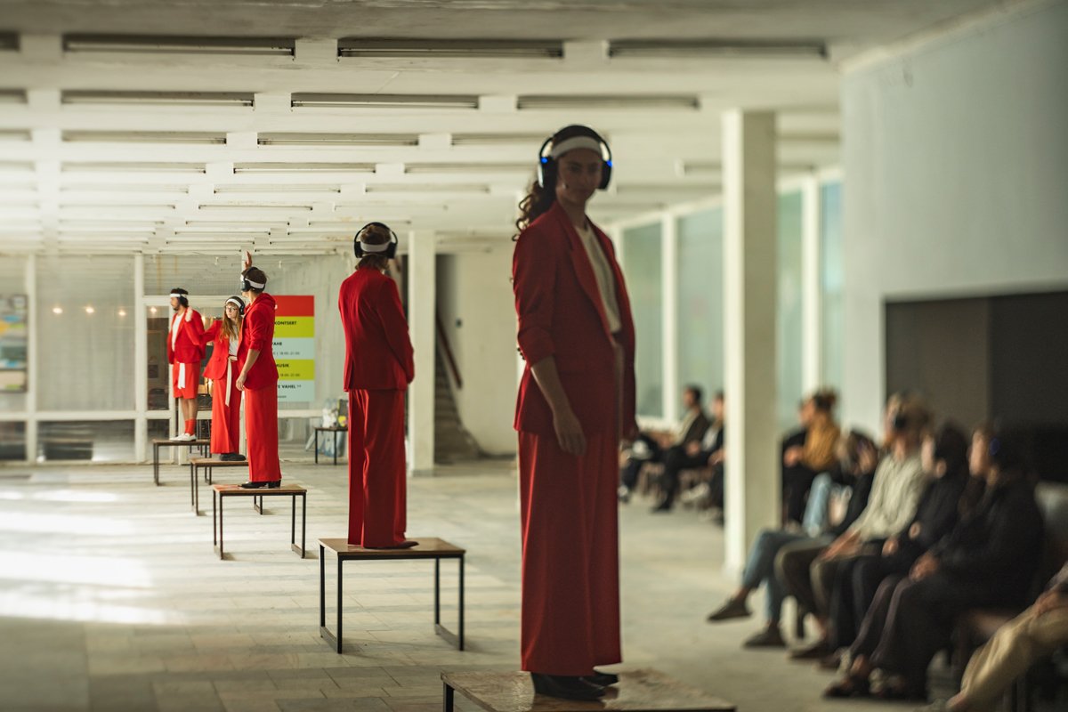 Инструктаж зрителей перед началом Club Paradise — спектакля с завязанными глазами. Фото: Henry Griin / uusteater.ee