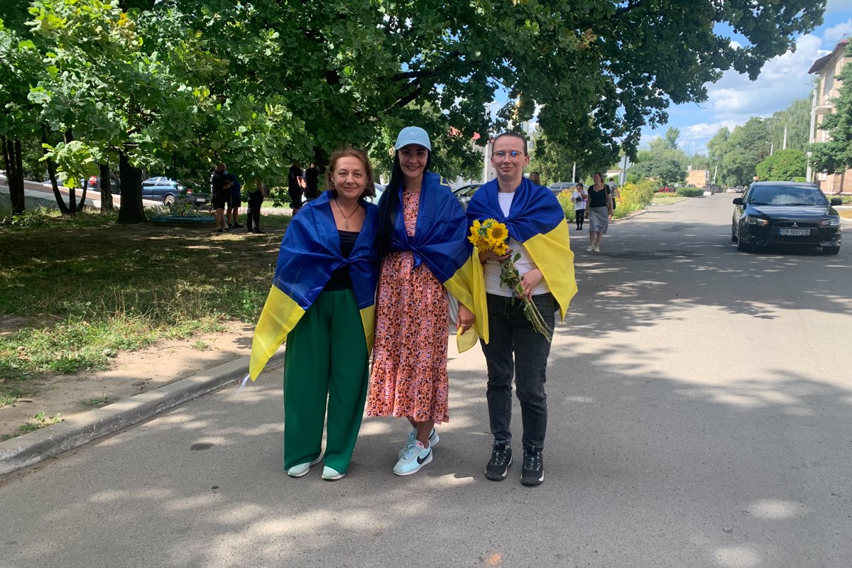 Наталья Шило, Юлия Дворниченко и Вера Бирюк очень волнуются — сейчас они обнимут освобожденных из плена. Фото: Ольга Мусафирова