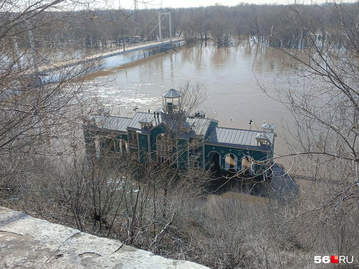 Набережную до сих пор восстанавливают. Фото: Владислав Митрошин / 56.RU