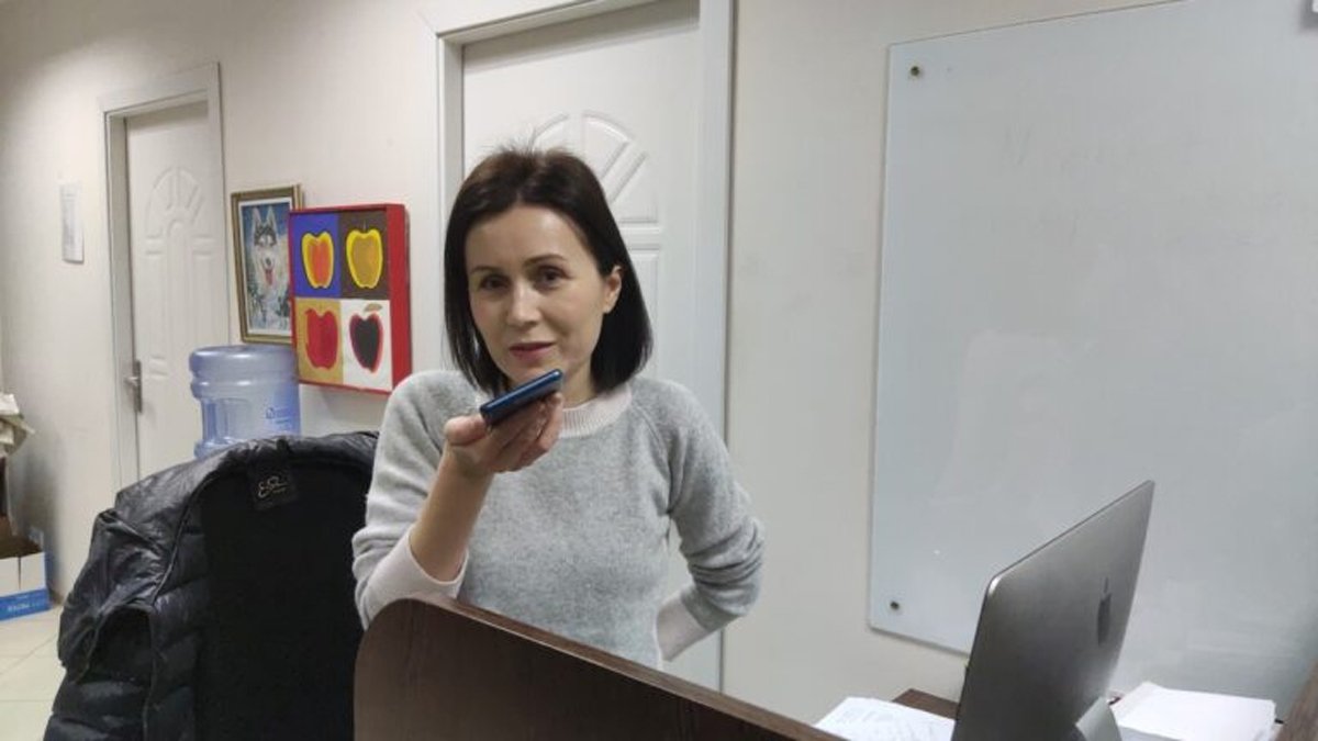 Журналистка ZdG Наталья Захареску отвечает на звонок куратора Адама. Фото: Ziarul de Gardă