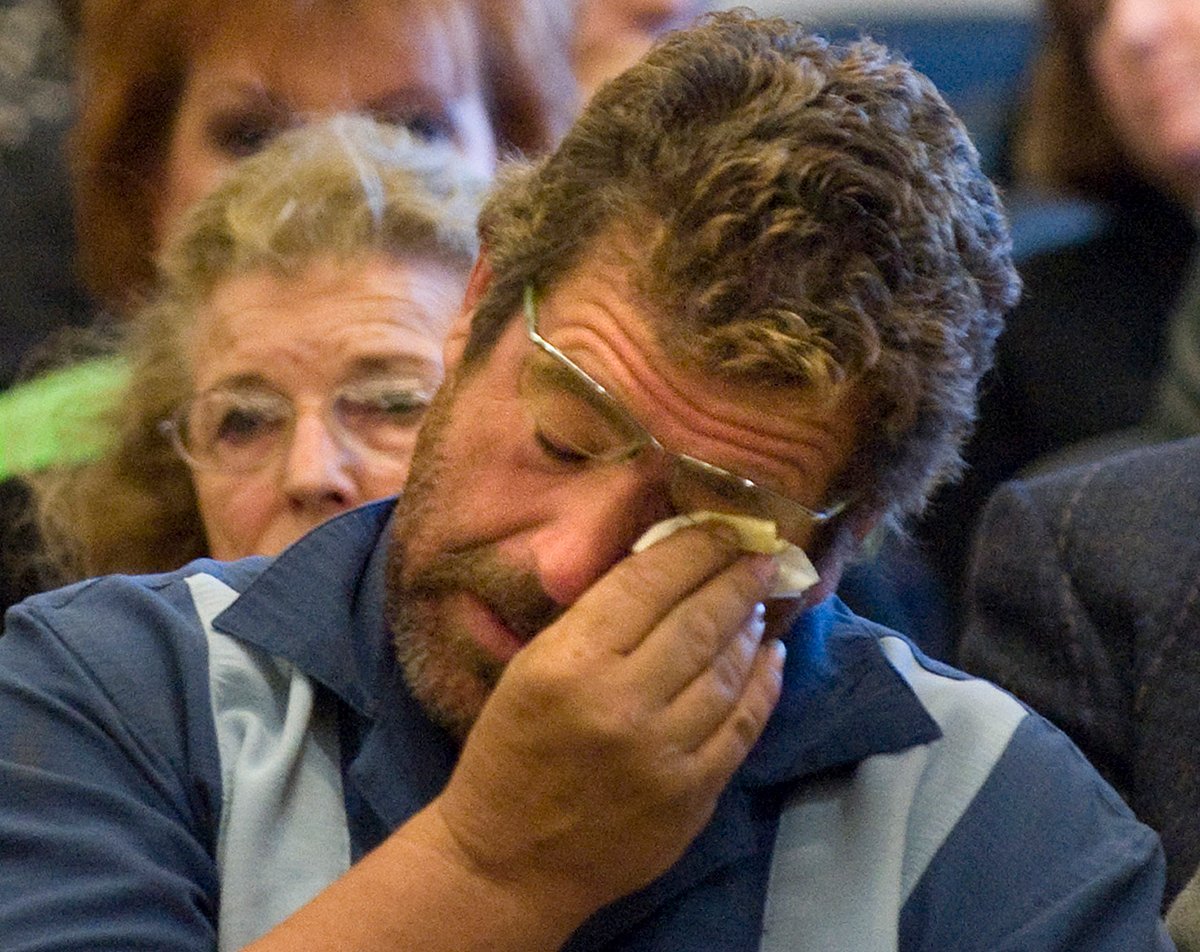 Роберт Сэмсо, брат Робин Сэмсо, убитой Родни Алкалой. Вынесение смертного приговора серийному убийце Родни Алкале в зале суда Санта-Аны, штат Калифорния, 30 марта 2010 года. Фото: Michael Goulding / Sipa USA / VIDA press