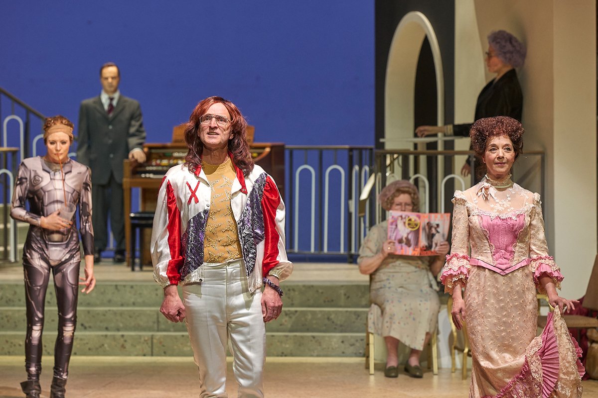 Сцена из спектакля «Воск или реальность?». Фото: Matthias Horn /  Volksbuehne