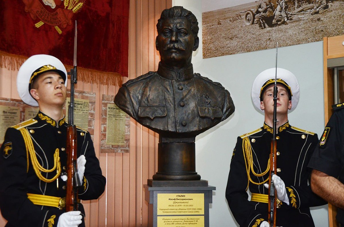 Бюст Иосифа Сталина в Доме офицеров, Калининград. Фото: Борис Регистер /  ruwest.ru