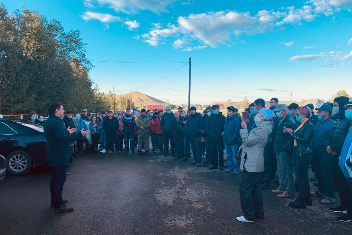 Ильдар Нафиков на встрече с жителями Салаватово по вопросу работы РМК, 2020 год. Фото: VK