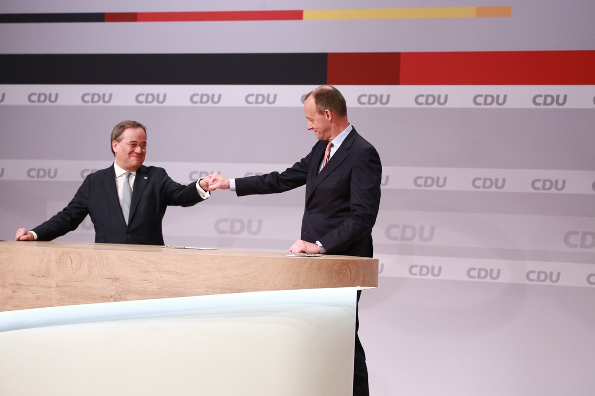 Армин Лашет (слева) принимает поздравления от Фридриха Мерца после избрания председателем ХДС, 16 января 2021 года. Фото: Christian Marquardt / EPA