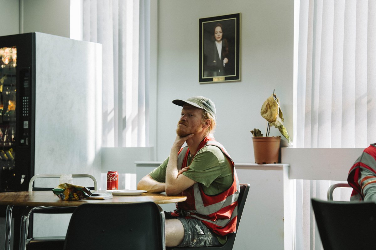 Джесси Племонс в фильме «Бугония», 2025 год. Фото: Focus Features / Venice International Film Festival