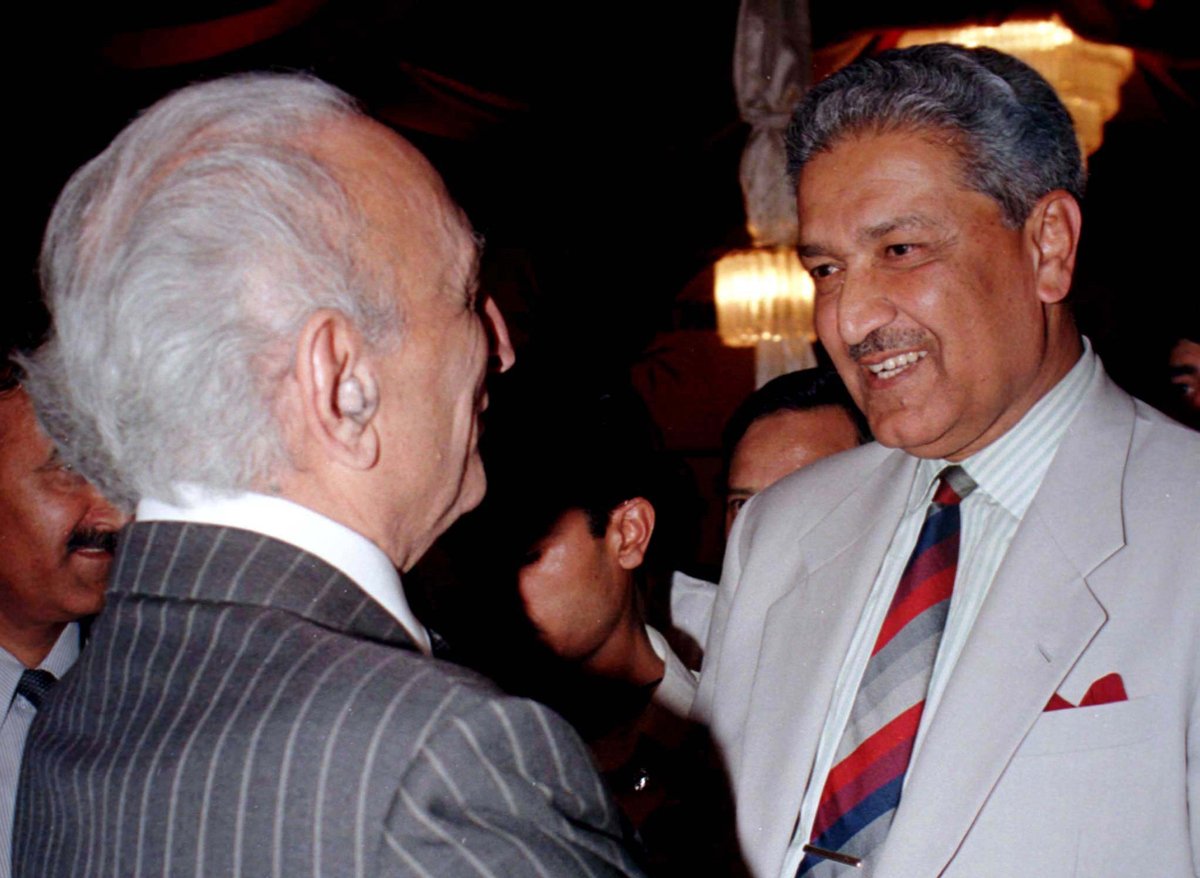 Бывший министр иностранных дел Пакистана Сахибзада Якуб Хан (слева) и Абдул Кадир Хан на приёме в честь успешных военных испытаний, Исламабад, 15 апреля 1998 года. Фото: Reuters / Scanpix / LETA